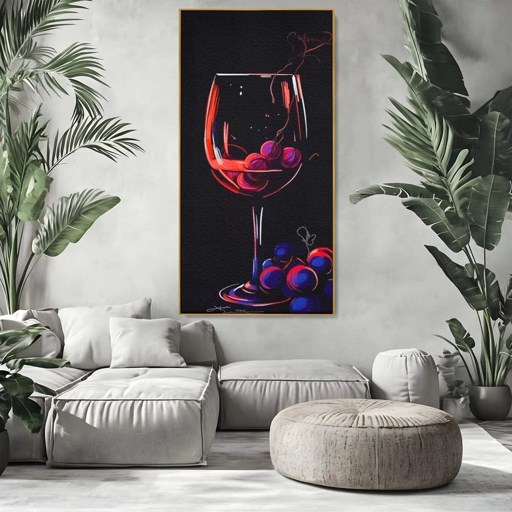 Tablou canvas cu tablou canvas cu pahar de vin si struguri, in rama de aluminiu auriu, pe perete intr-un living